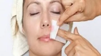 طريقة إزالة شعر الوجه بالعسل