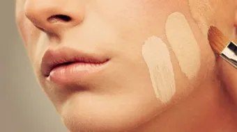 كيف أزيل كريم الأساس من الملابس