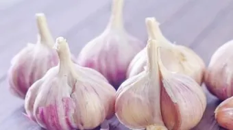 طريقة إزالة رائحة الثوم من الشعر