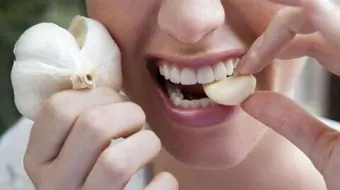 طريقة إزالة رائحة الثوم من الفم