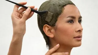 طريقة إزالة لون الحناء من الشعر