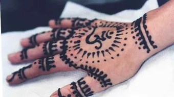 طريقة إزالة نقش الحناء من اليد