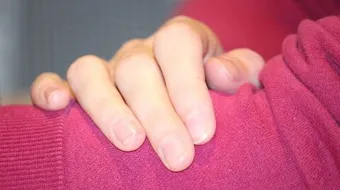 طريقة إزالة المناكير من دون مزيل