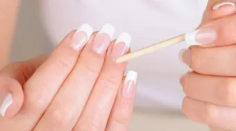 كيف أزيل غراء الأظافر