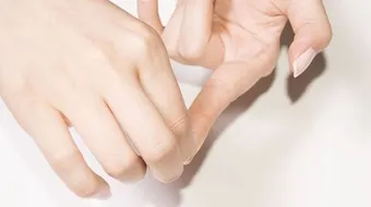 كيف أزيل صمغ الأظافر