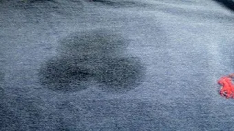 كيفية إزالة بقع الزيت من الملابس