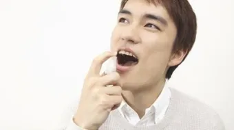 كيف تزيل رائحة البصل من الفم