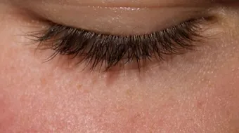 كيفية إزالة الرموش الصناعية الدائمة