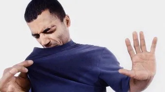 طريقة إزالة رائحة العرق من الملابس