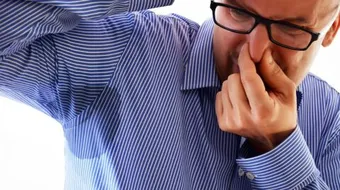 كيفية إزالة رائحة العرق