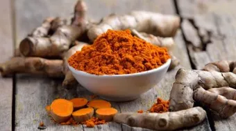 طريقة إزالة لون الكركم من الوجه