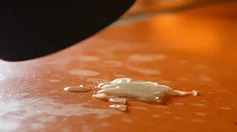 كيفية إزالة الشمع من الملابس