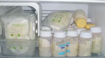 طريقة حفظ حليب الأم بعد شفطه