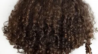 كيفية تنعيم الشعر المجعد