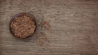 طريقة تنعيم الشعر ببذور الكتان