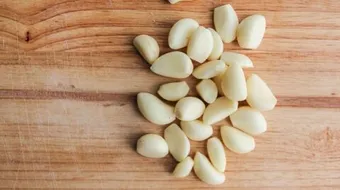 طريقة تخزين الثوم المقشر