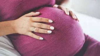 كيفية علاج نقص الماء حول الجنين