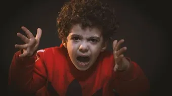 كيف نعالج الطفل العدواني
