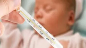 كيف أخفض حرارة طفلي الرضيع