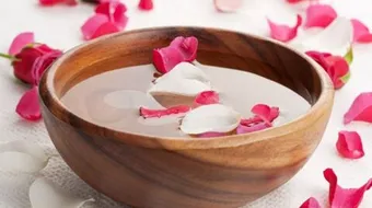 طريقة استخدام ماء الورد للوجه