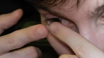 كيف ألبس العدسات