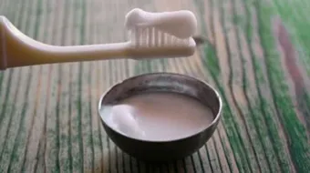 كيف تبيّض الأسنان في المنزل