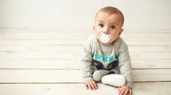 في أي شهر يجلس الطفل