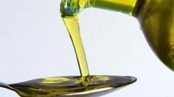 هل زيت الزيتون مفيد للشعر