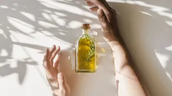 مكونات زيت الحية