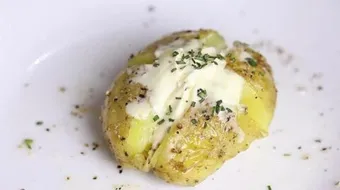 عمل بطاطس بالمايكرويف