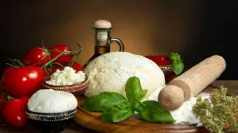 عمل عجينة البيتزا