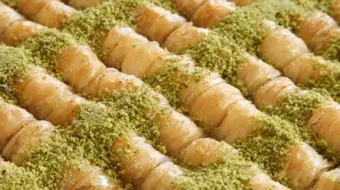 عمل البقلاوة