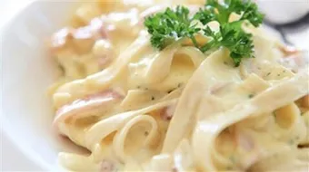 عمل باستا بالصلصة البيضاء