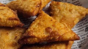 عمل رقائق السمبوسة اليمنية