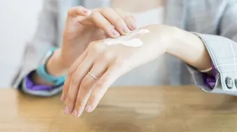 ماسك لتفتيح اليدين