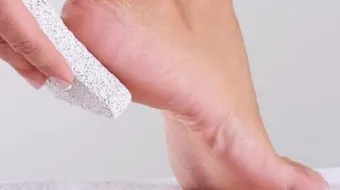 وسائل لإزالة تشققات القدمين