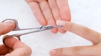 طريقة لتنظيف الأظافر