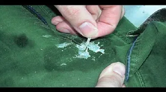 طرق إزالة العلكة عن الملابس