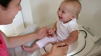 طرق تنظيف الطفل من الحفاظ