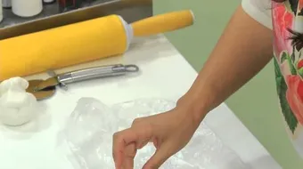 طرق تزيين الكيك بعجينة السكر