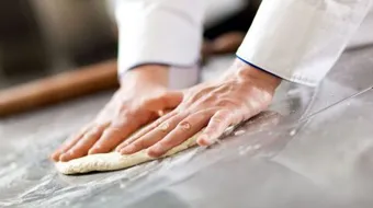 طرق عمل عجينة البيتزا