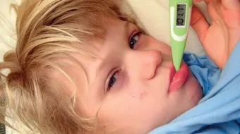 طرق تنزيل الحرارة عند الأطفال