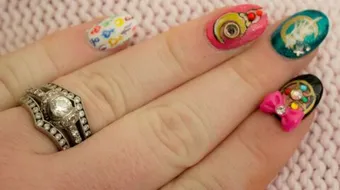 طريقة الرسم على الأظافر