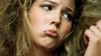 وصفات طبيعية لعلاج جفاف الشعر