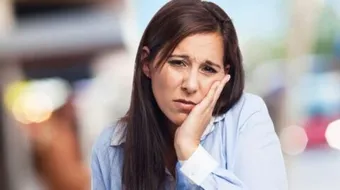 طرق طبيعية لتخفيف ألم الأسنان