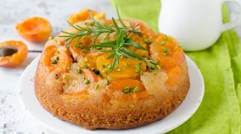 كيكة الخوخ واللوز