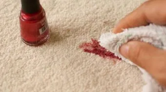 إزالة المناكير من الملابس