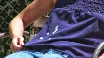 إزالة البقع عن الملابس الملونة