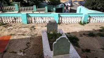 حكم بناء القبر