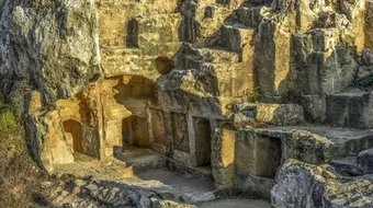 البحث عن الآثار تحت الأرض